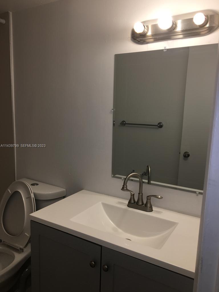 498 NW 165th St Road