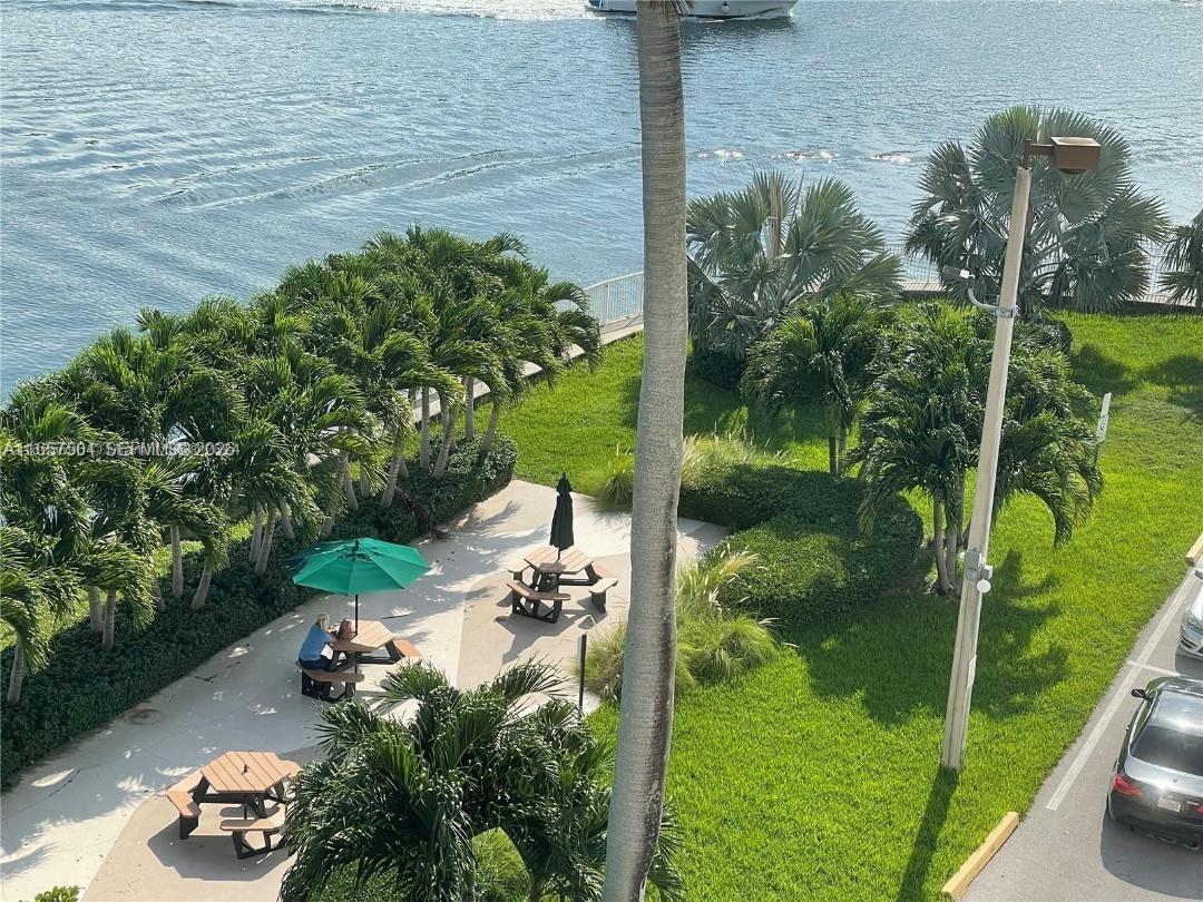 400 Kings Point Drive
