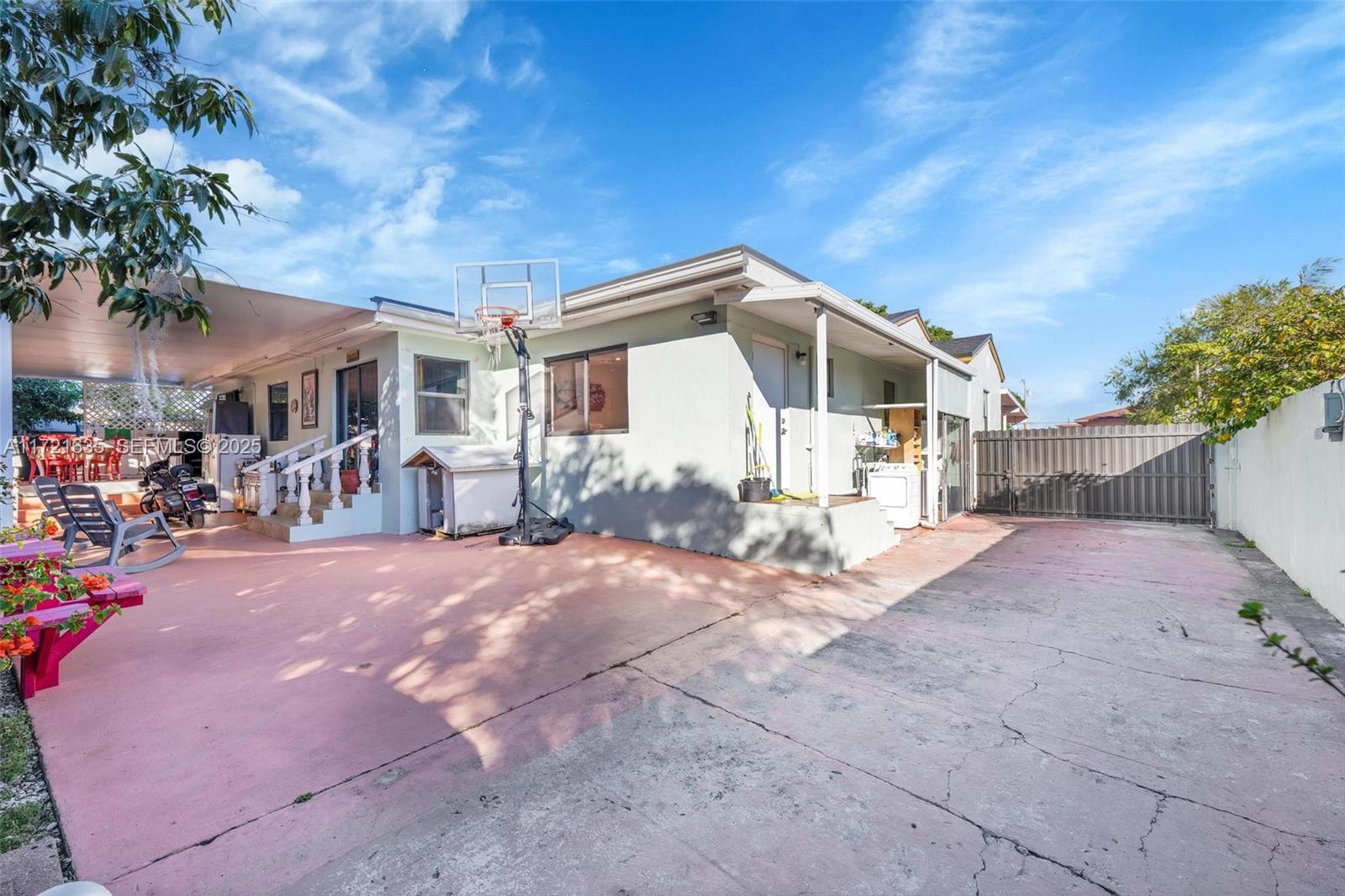 462 E 39th Street