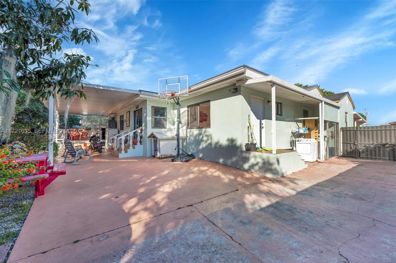 462 E 39th Street