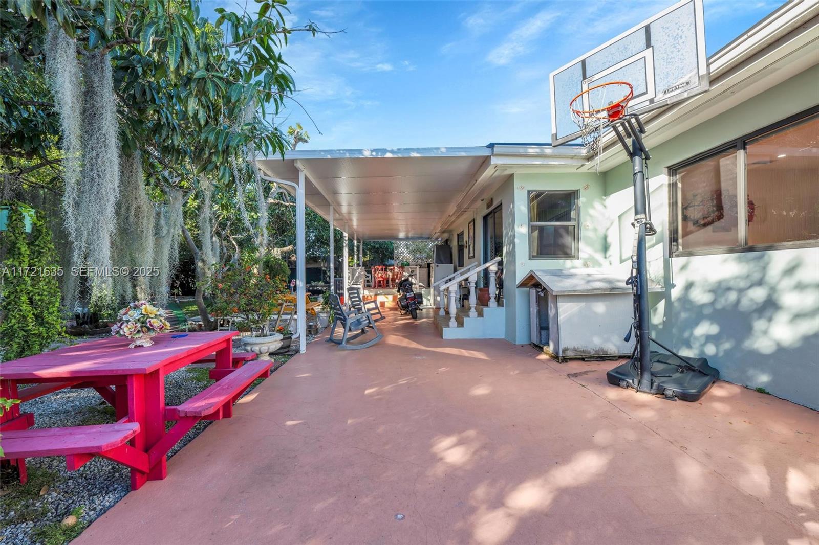462 E 39th Street