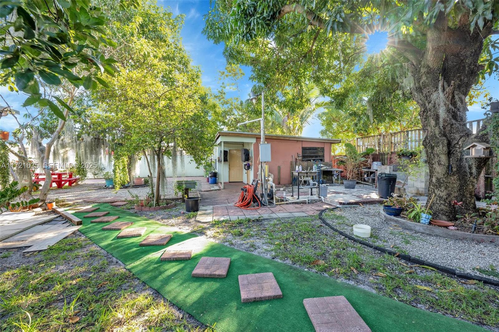 462 E 39th Street