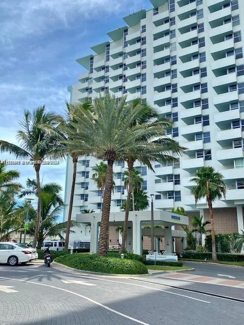 2899 Collins Avenue