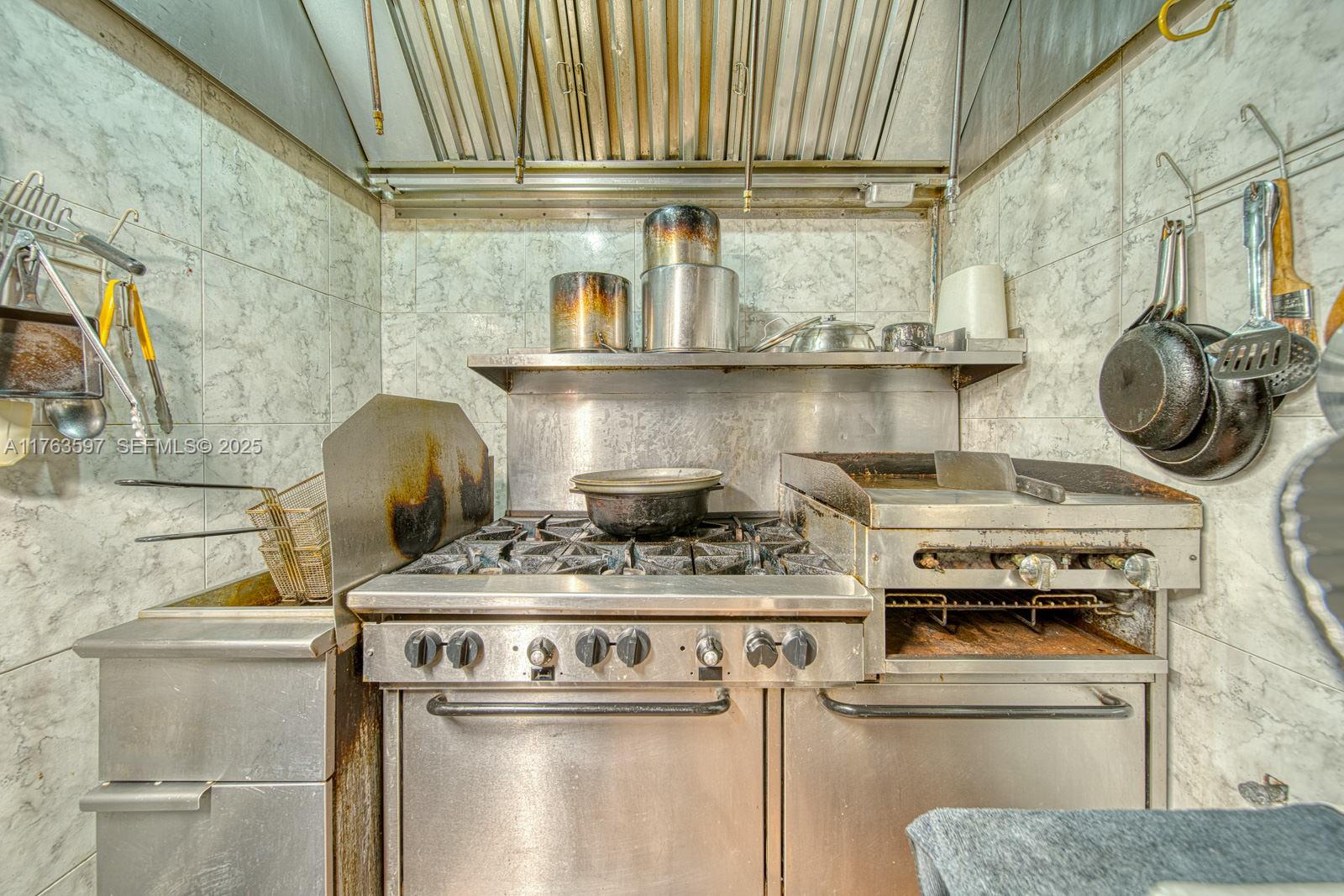 HIGHLY PROFITABLE Restaurant-bar For Sale On 8th st