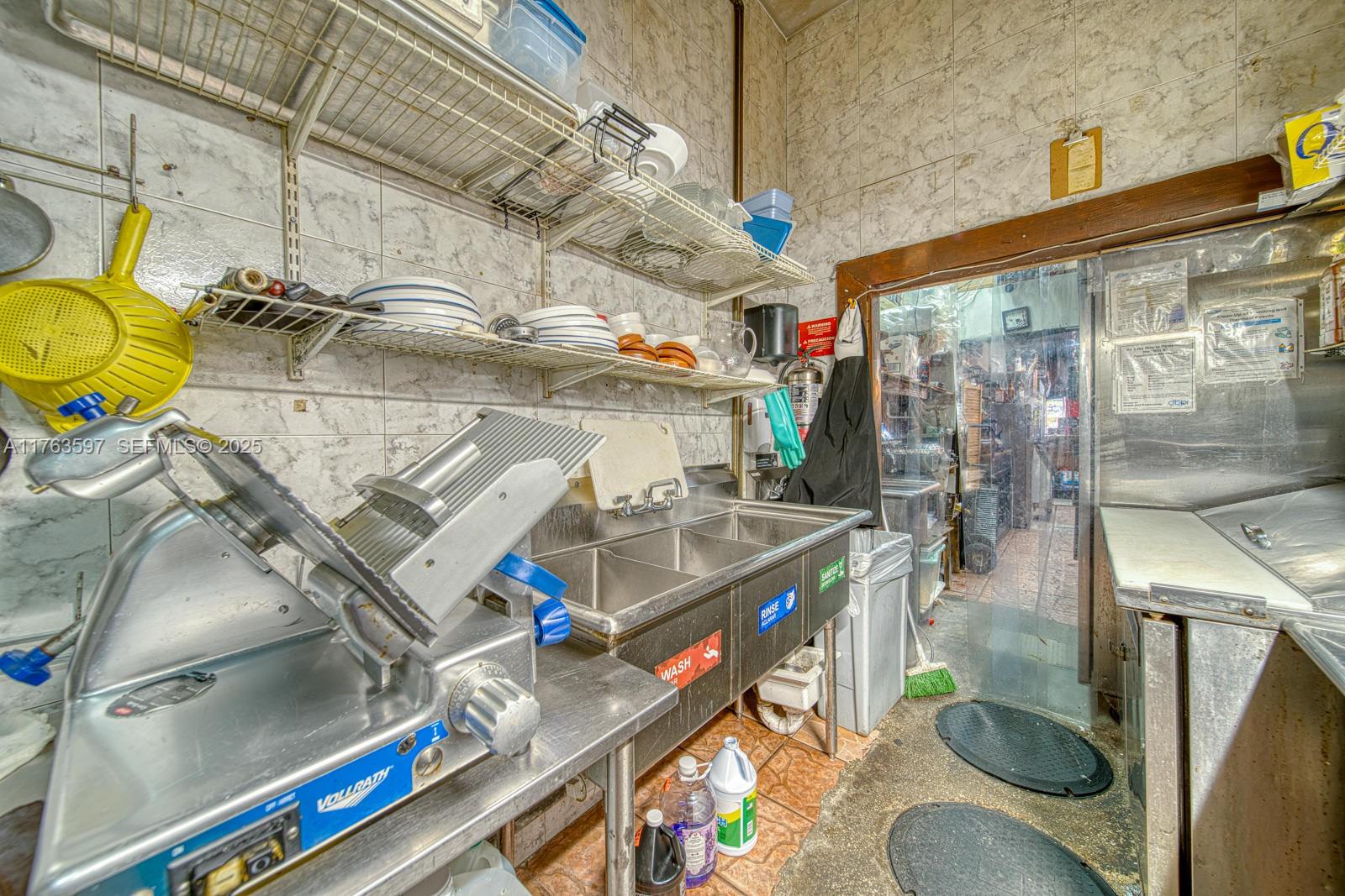 HIGHLY PROFITABLE Restaurant-bar For Sale On 8th st