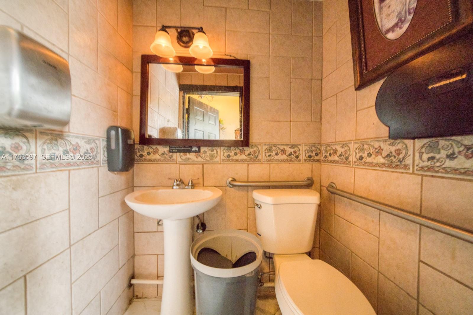 HIGHLY PROFITABLE Restaurant-bar For Sale On 8th st