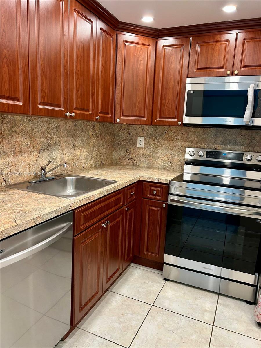 484 NW 165th St Road