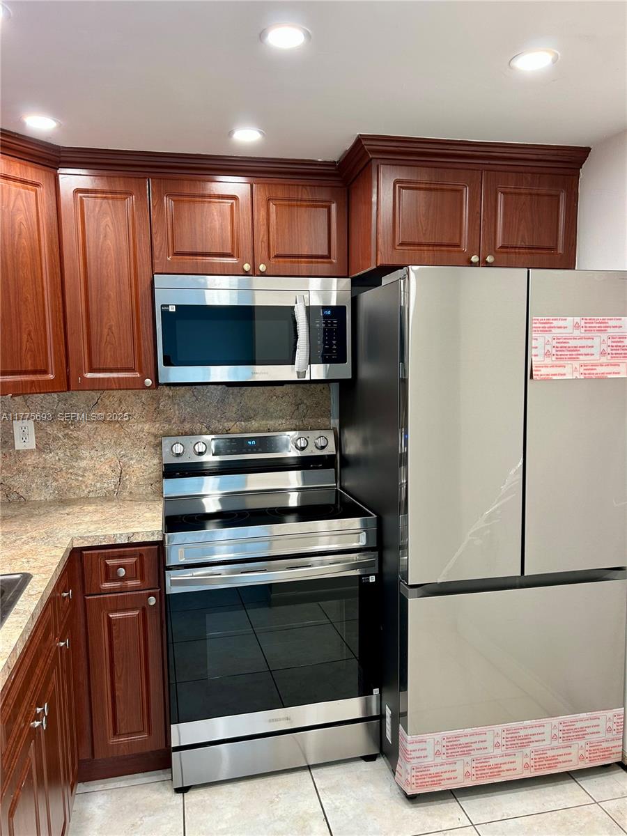 484 NW 165th St Road