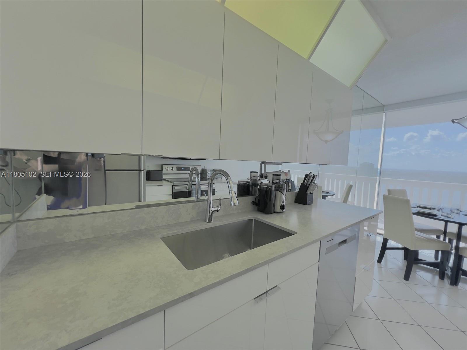 1000 W Island Boulevard