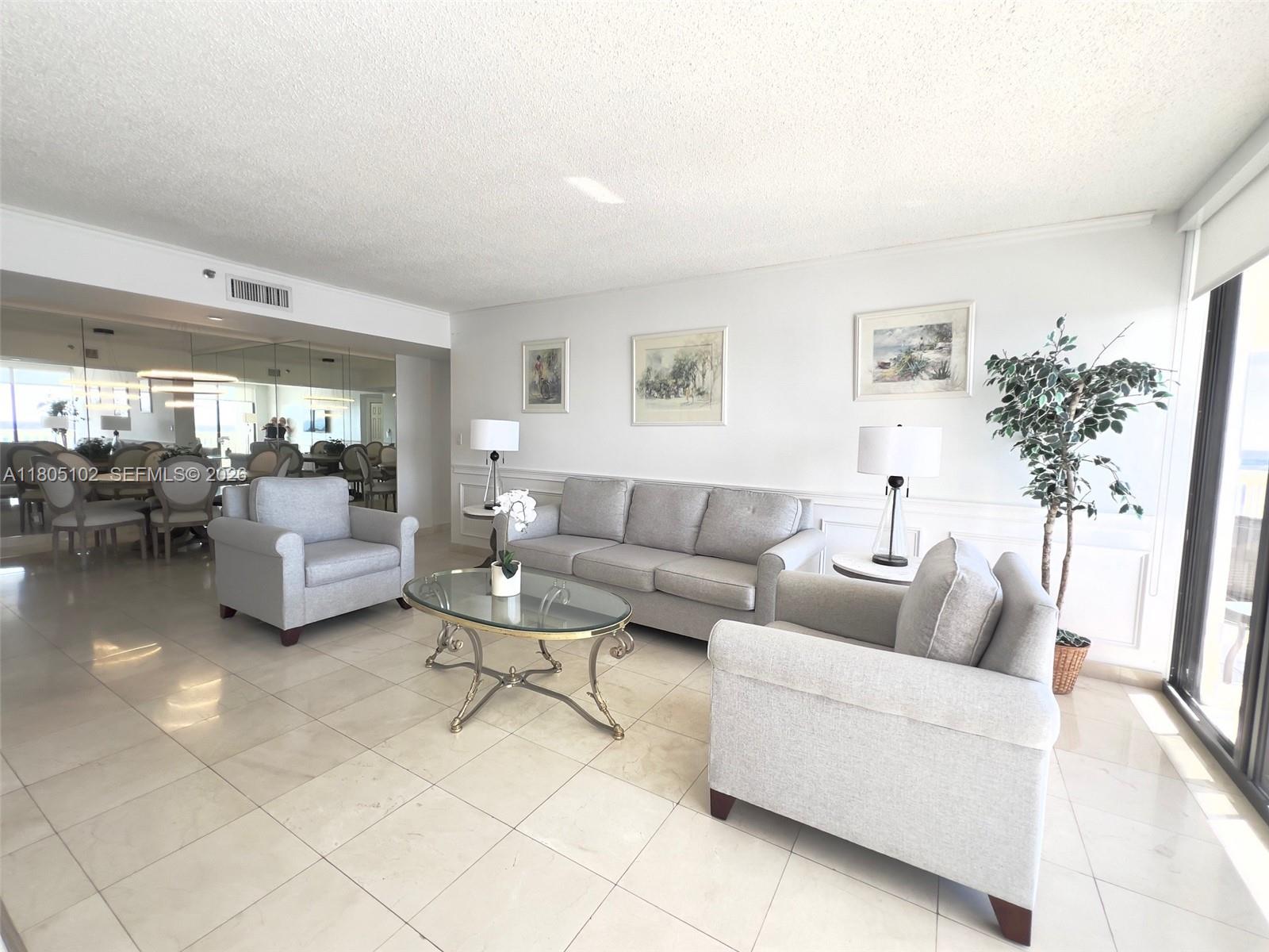 1000 W Island Boulevard