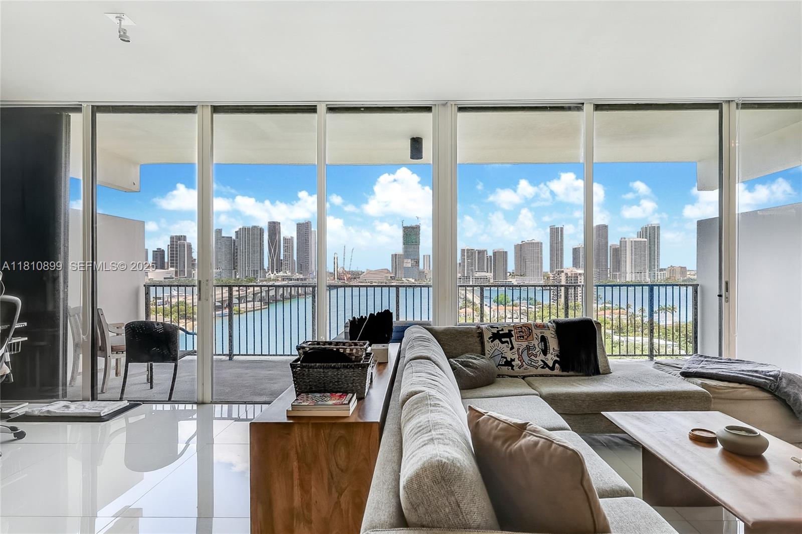 1000 Venetian Way
