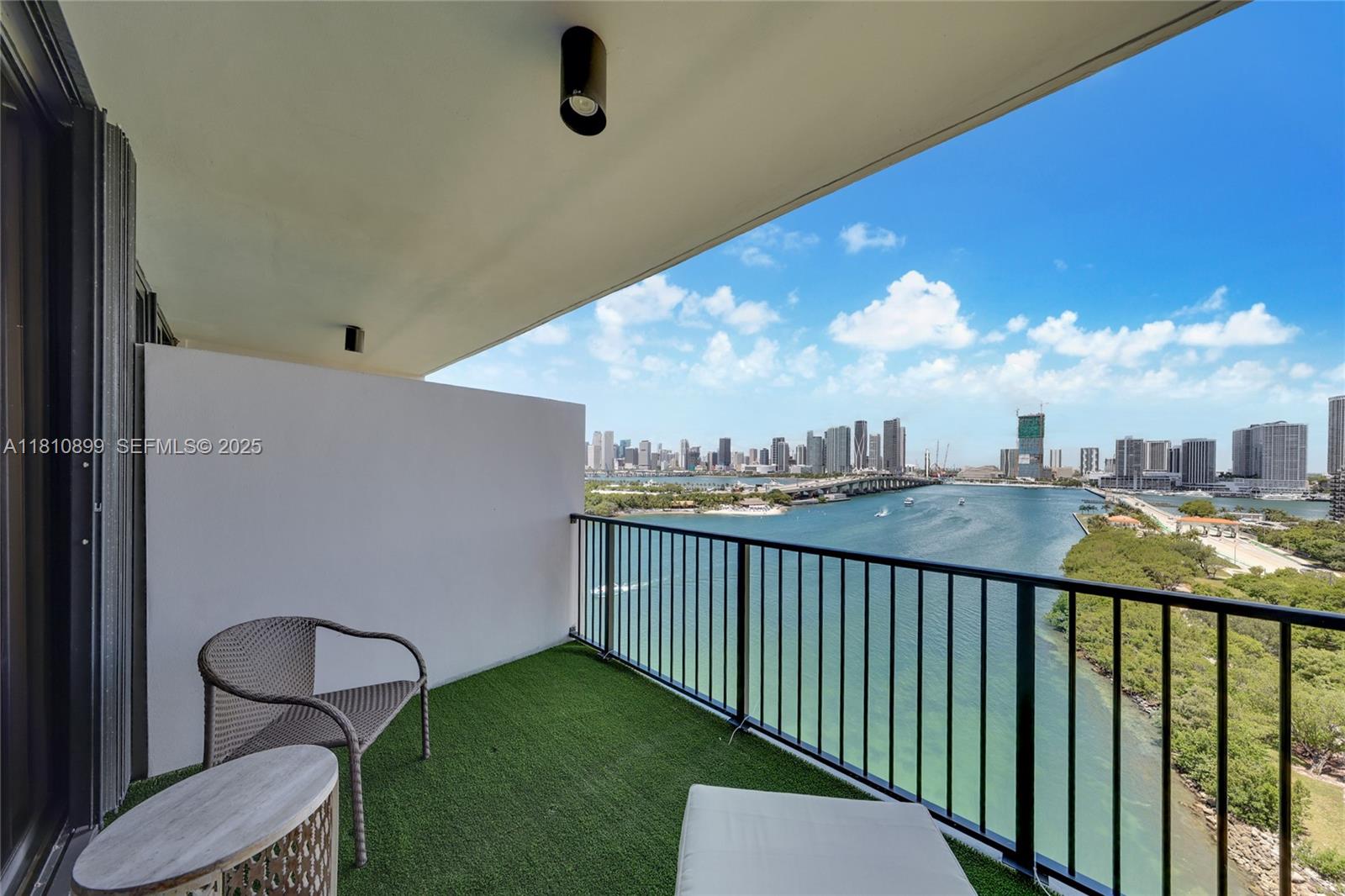 1000 Venetian Way