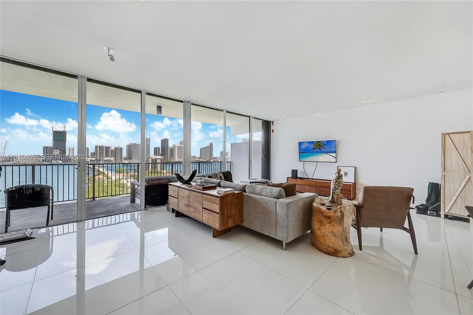 1000 Venetian Way
