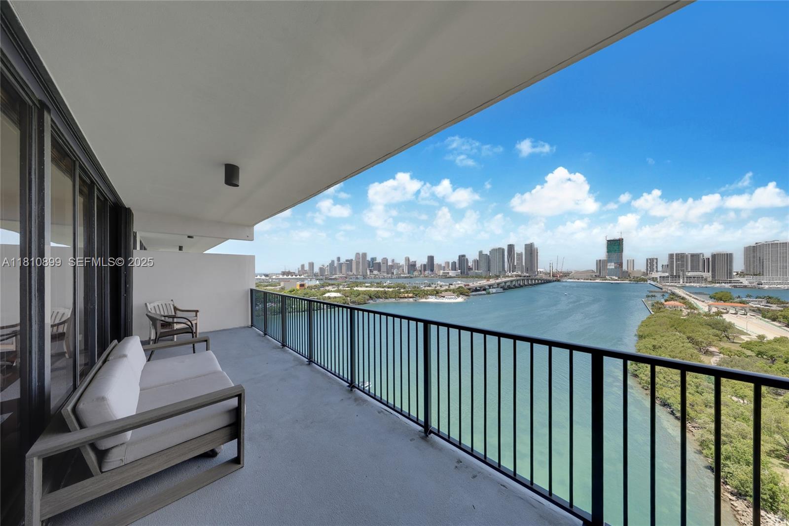 1000 Venetian Way