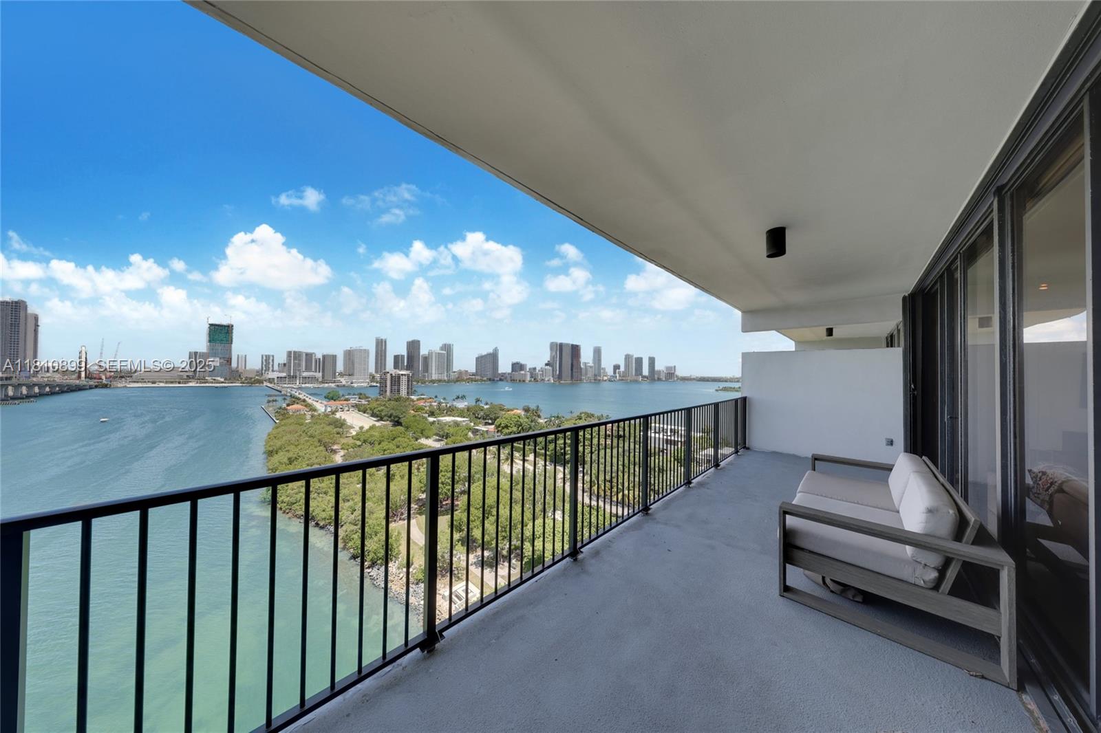 1000 Venetian Way