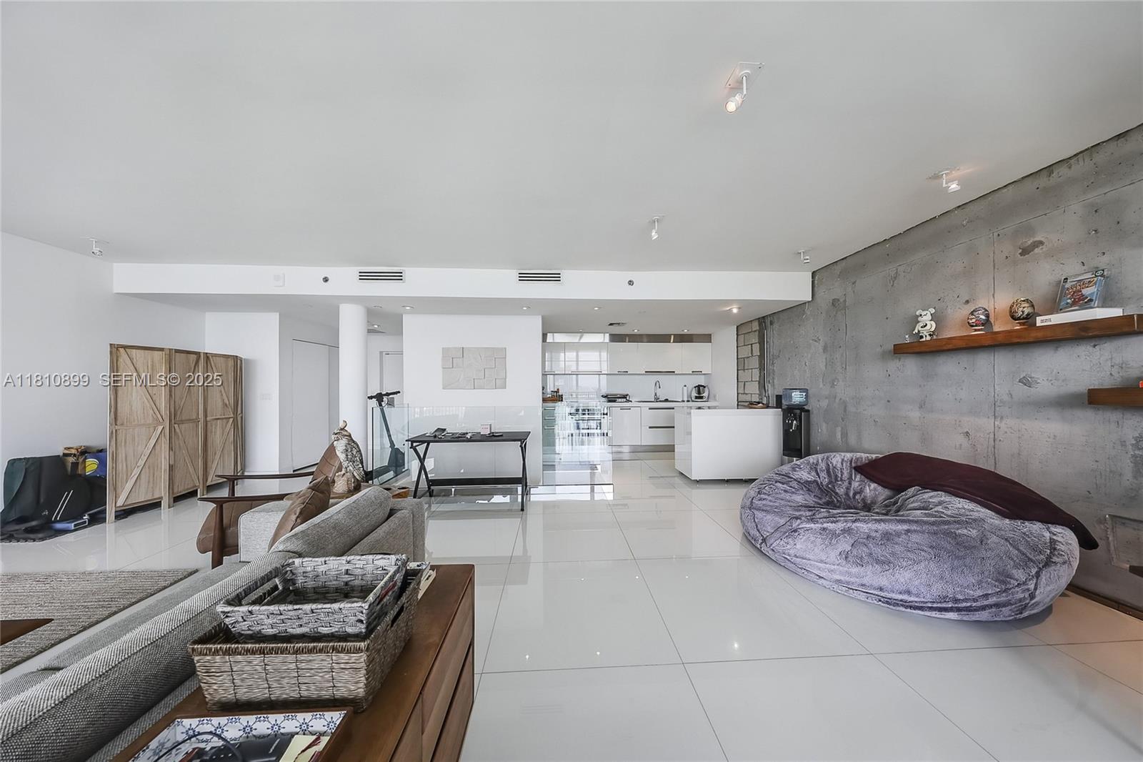1000 Venetian Way