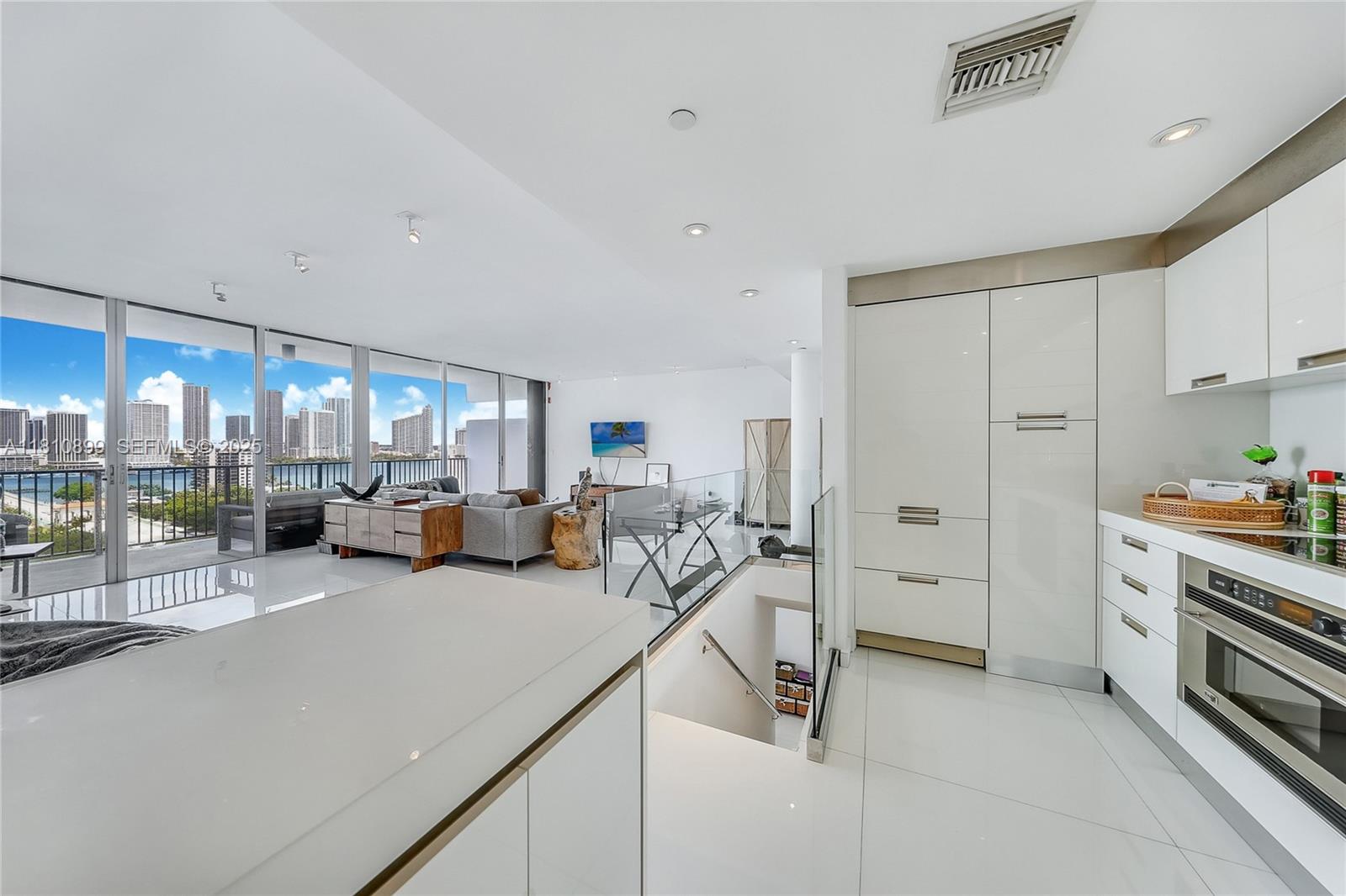 1000 Venetian Way