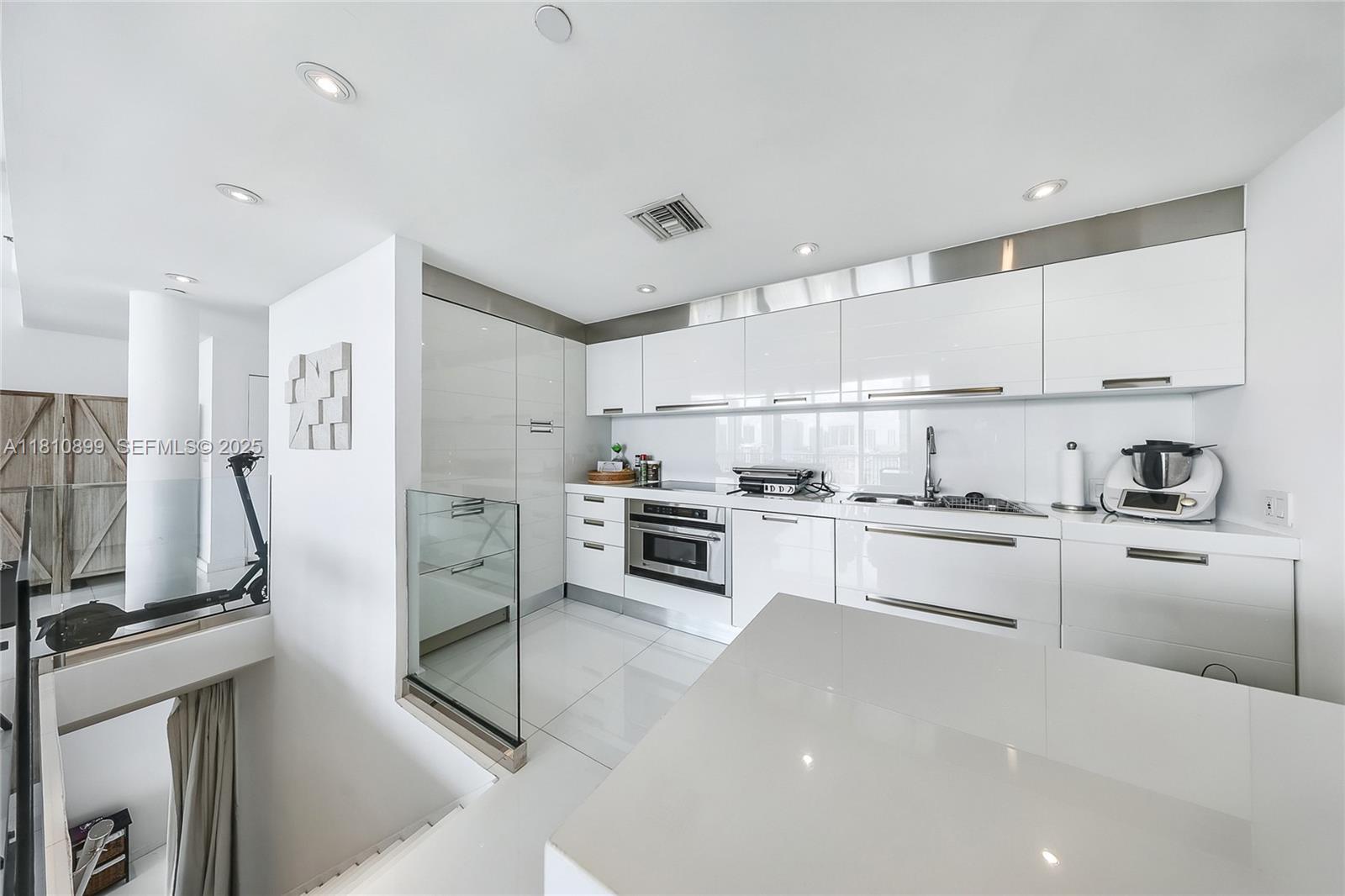 1000 Venetian Way