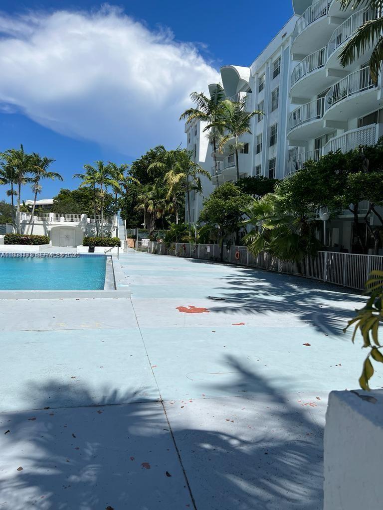 498 NW 165th St Road