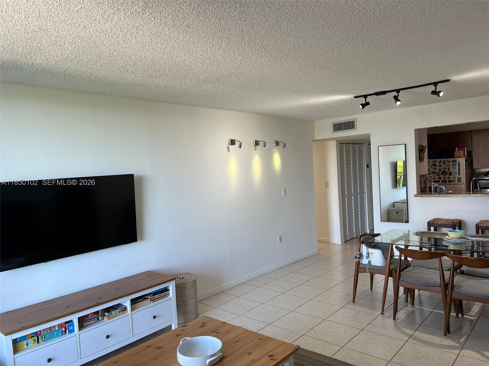 9682 Fontainebleau Boulevard