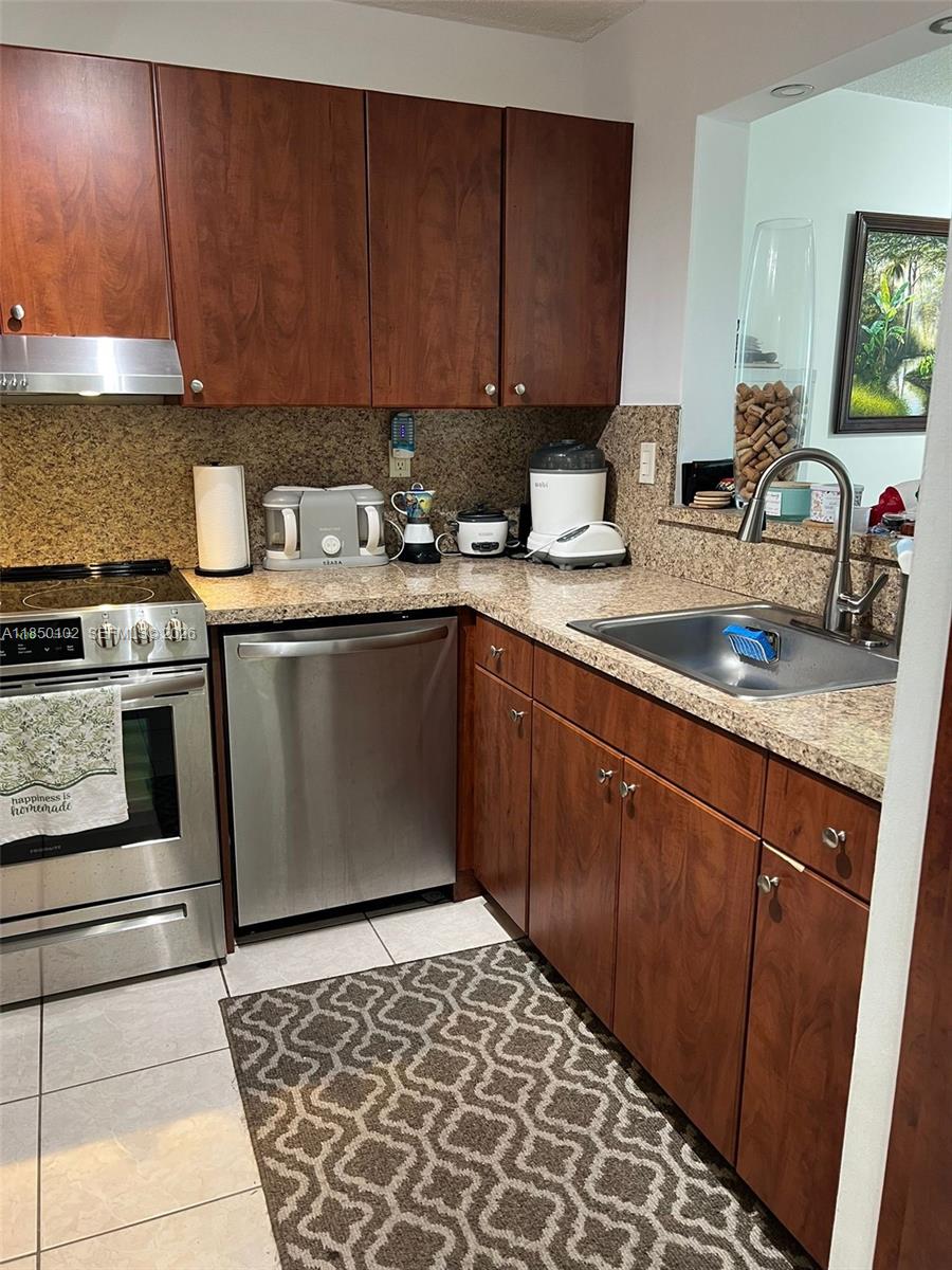 9682 Fontainebleau Boulevard