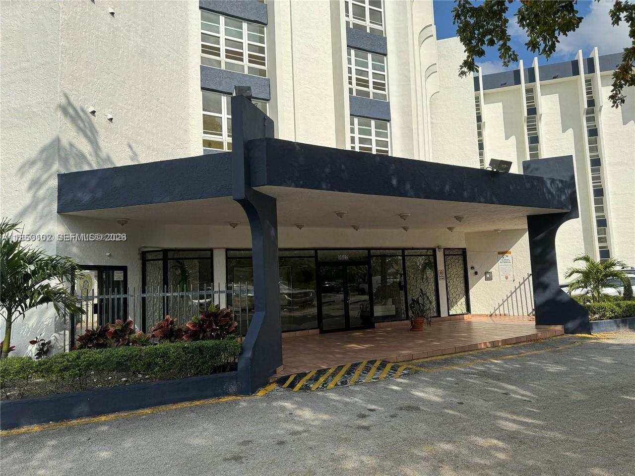 9682 Fontainebleau Boulevard