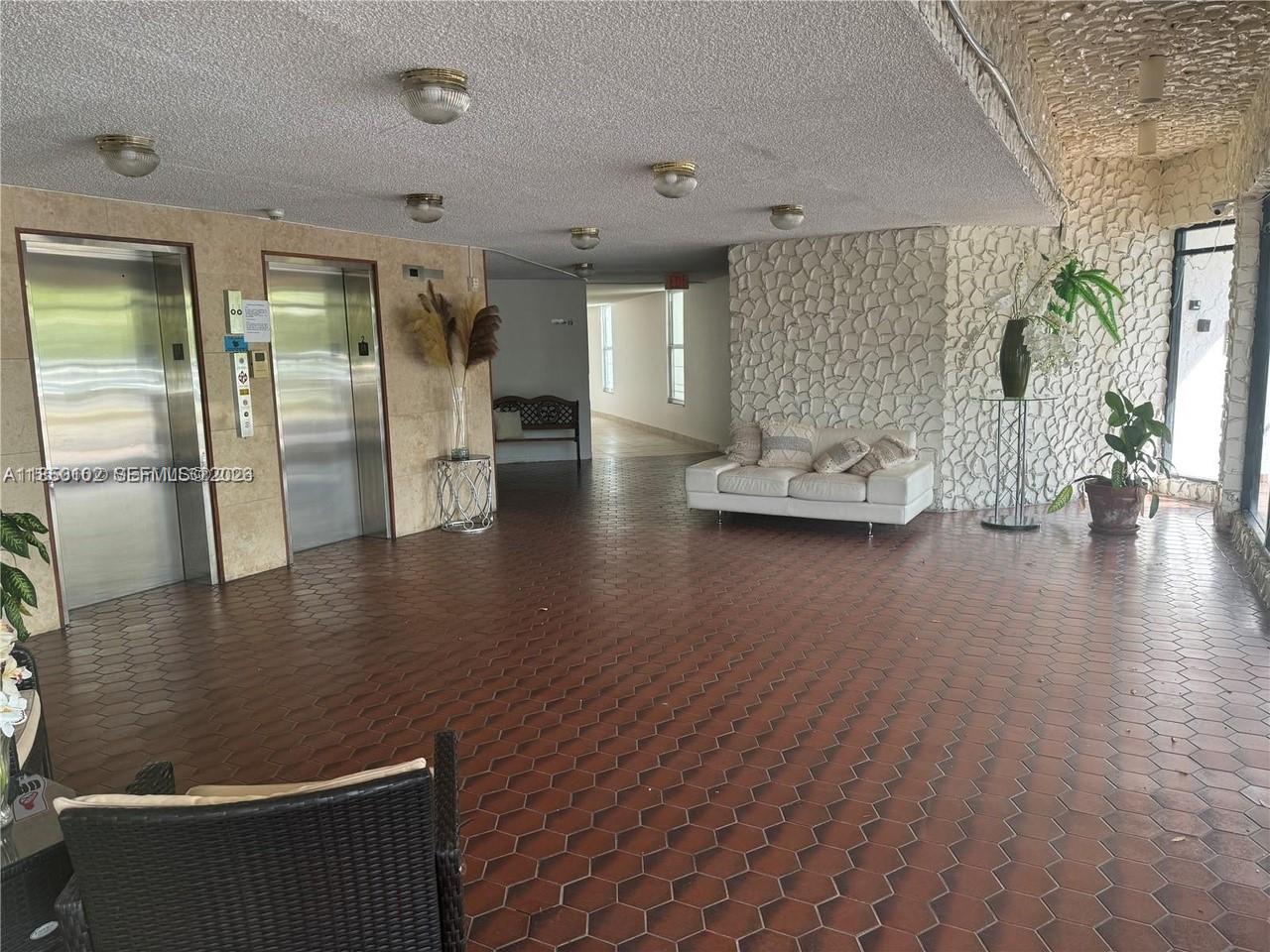 9682 Fontainebleau Boulevard