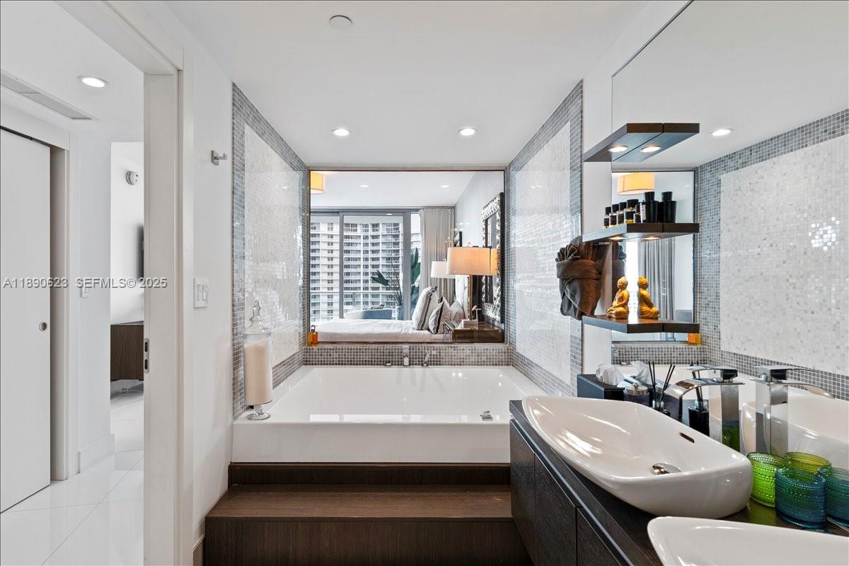 200 Biscayne Boulevard Way