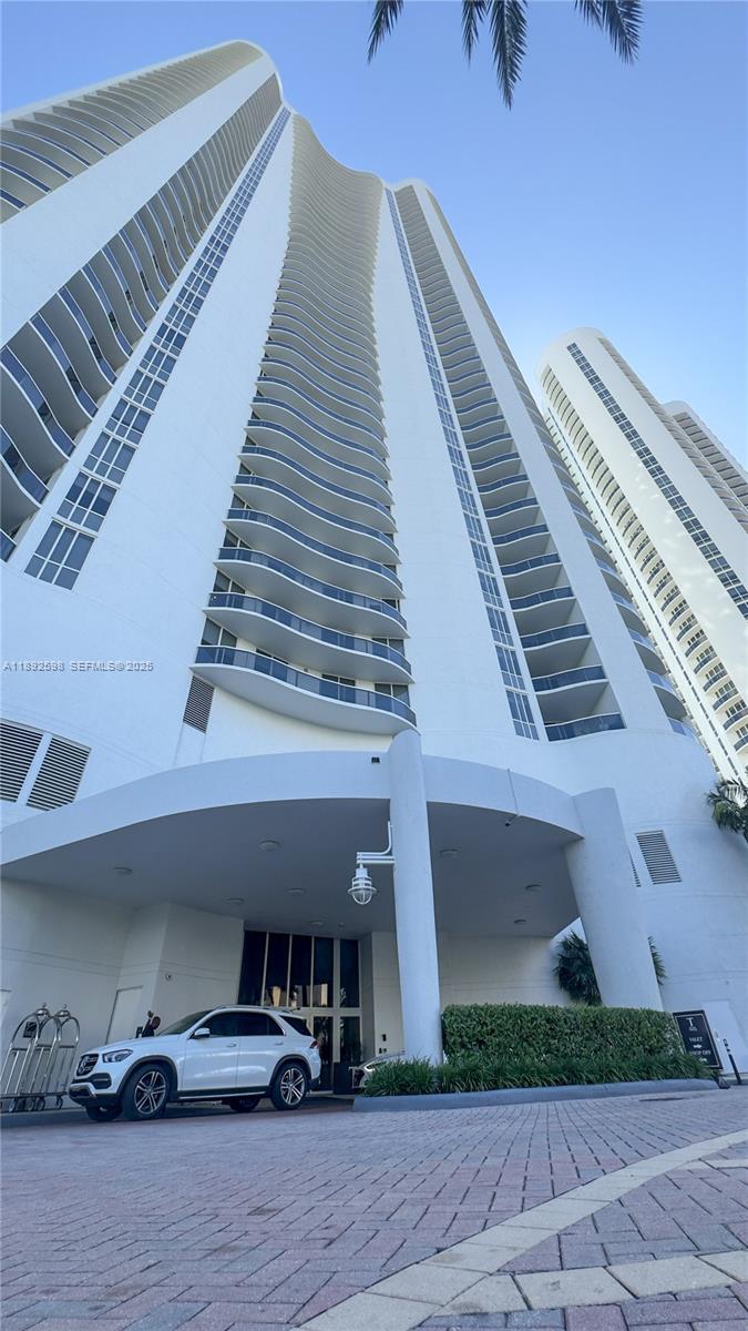 16001 Collins Avenue