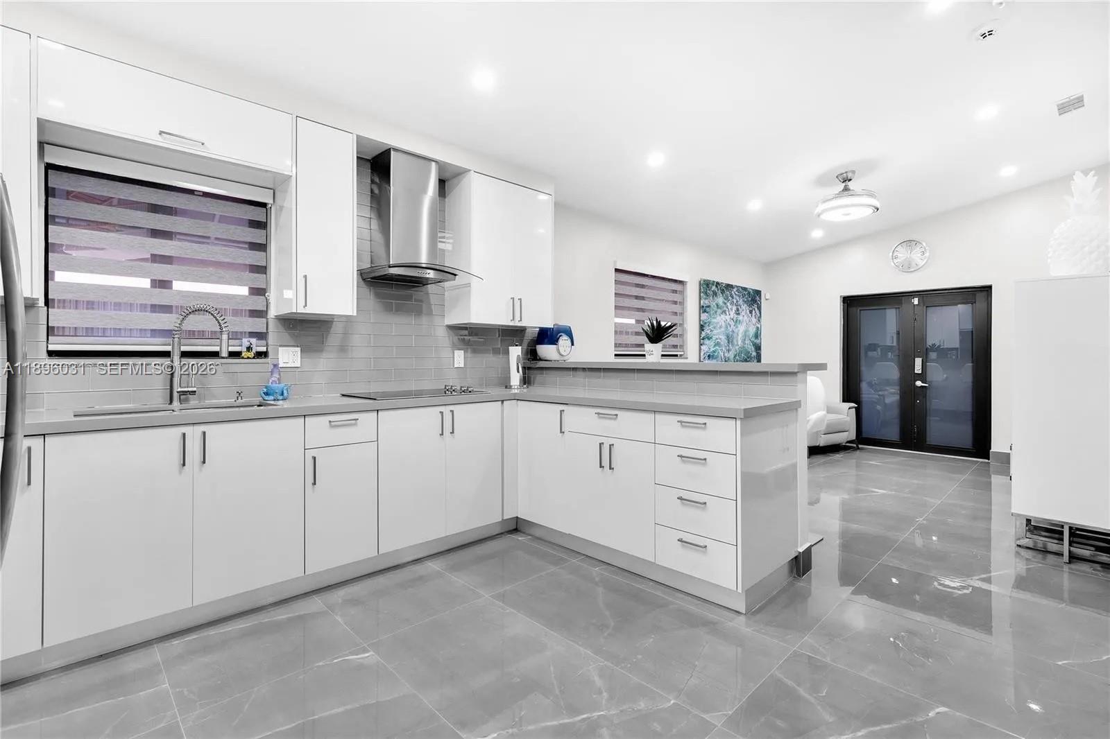 3118 W 71st Place