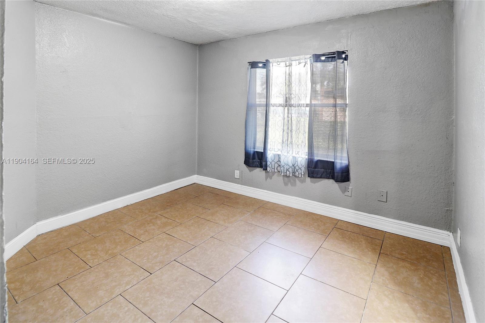 1722 NW 8th Court gallery image #17