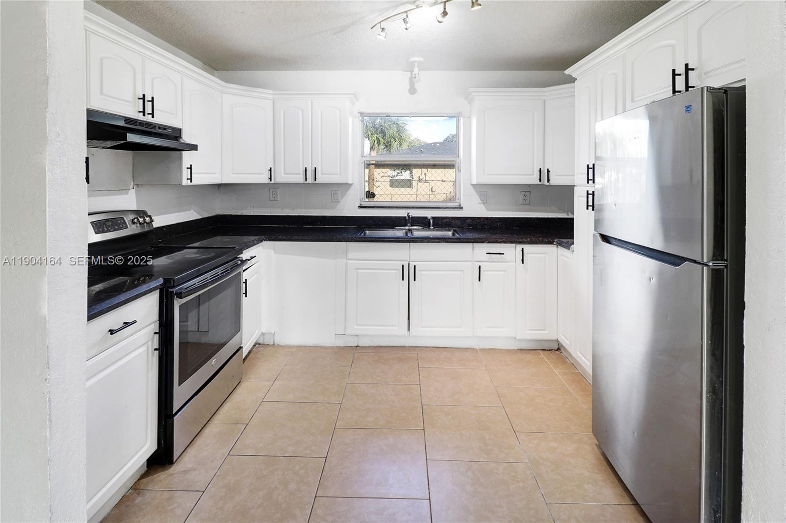 1722 NW 8th Court gallery image #3