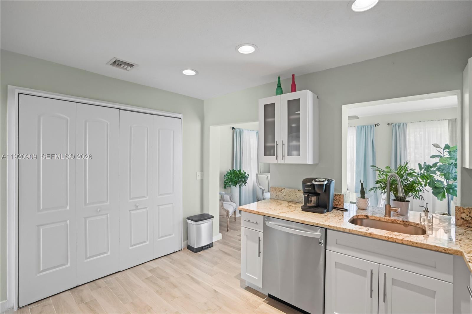 142 NW 10th Court gallery image #16