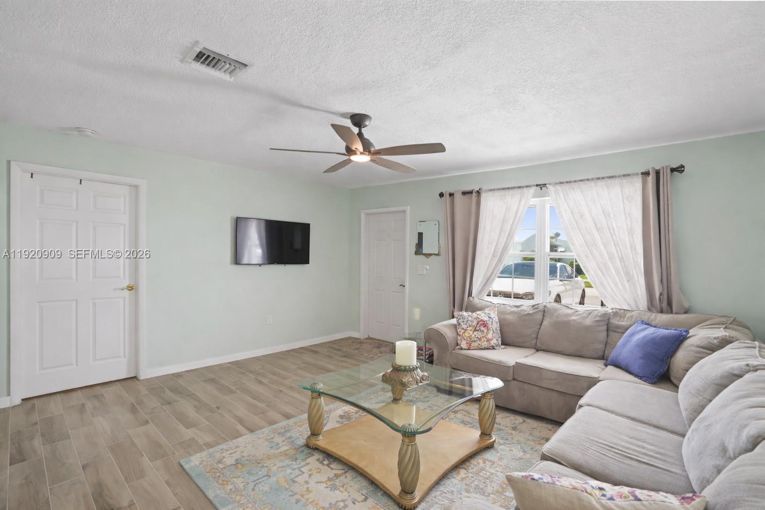 142 NW 10th Court gallery image #5
