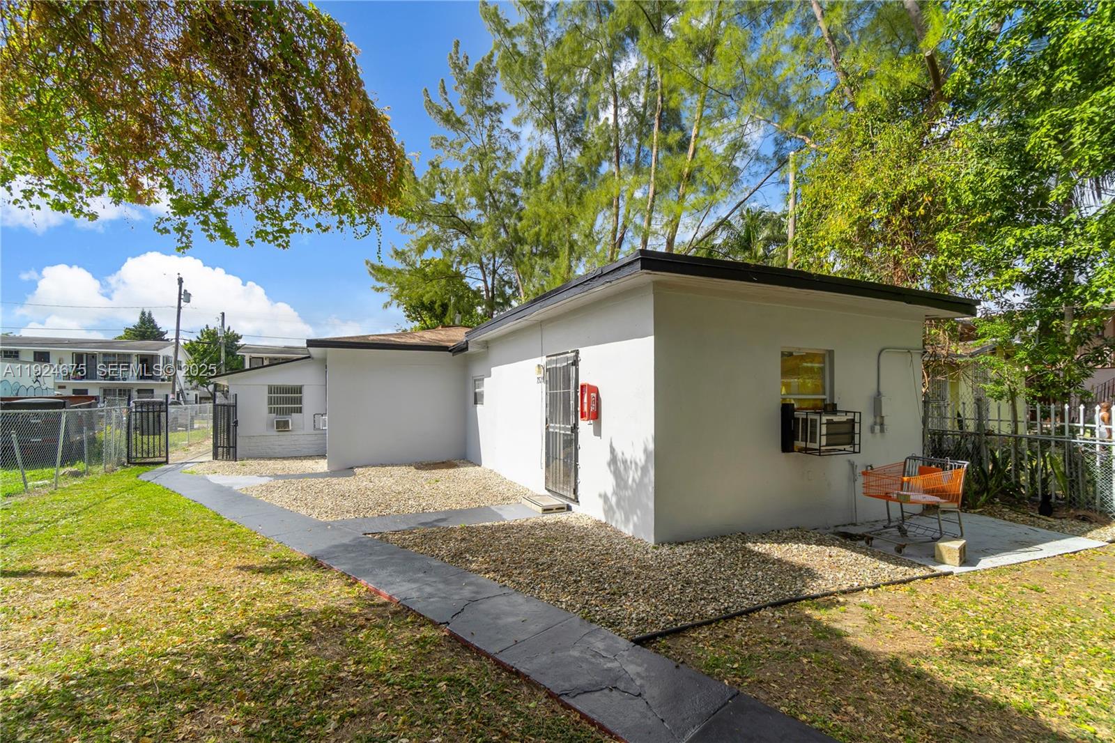 7525 NE Miami Court