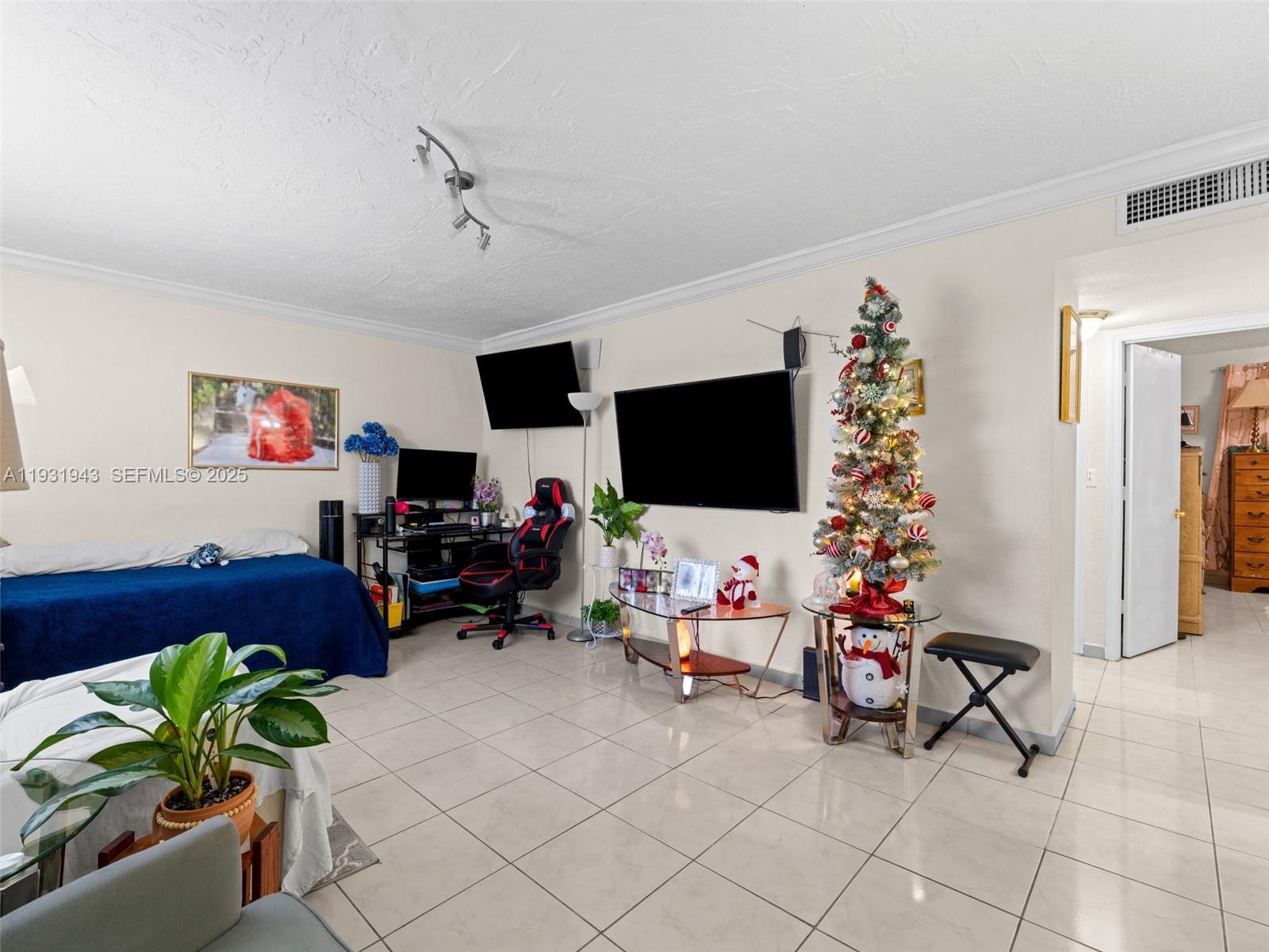 1655 W 44th Place