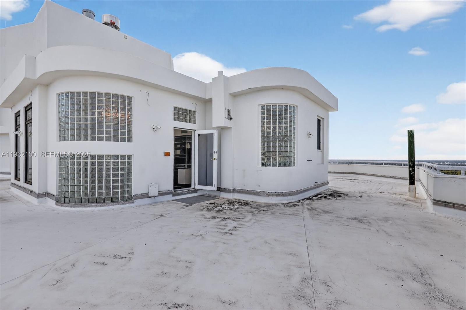 1000 Island Boulevard