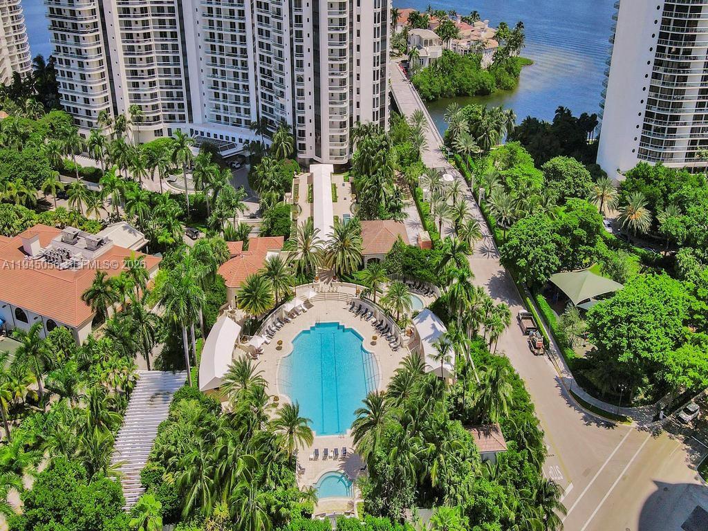 1000 Island Boulevard