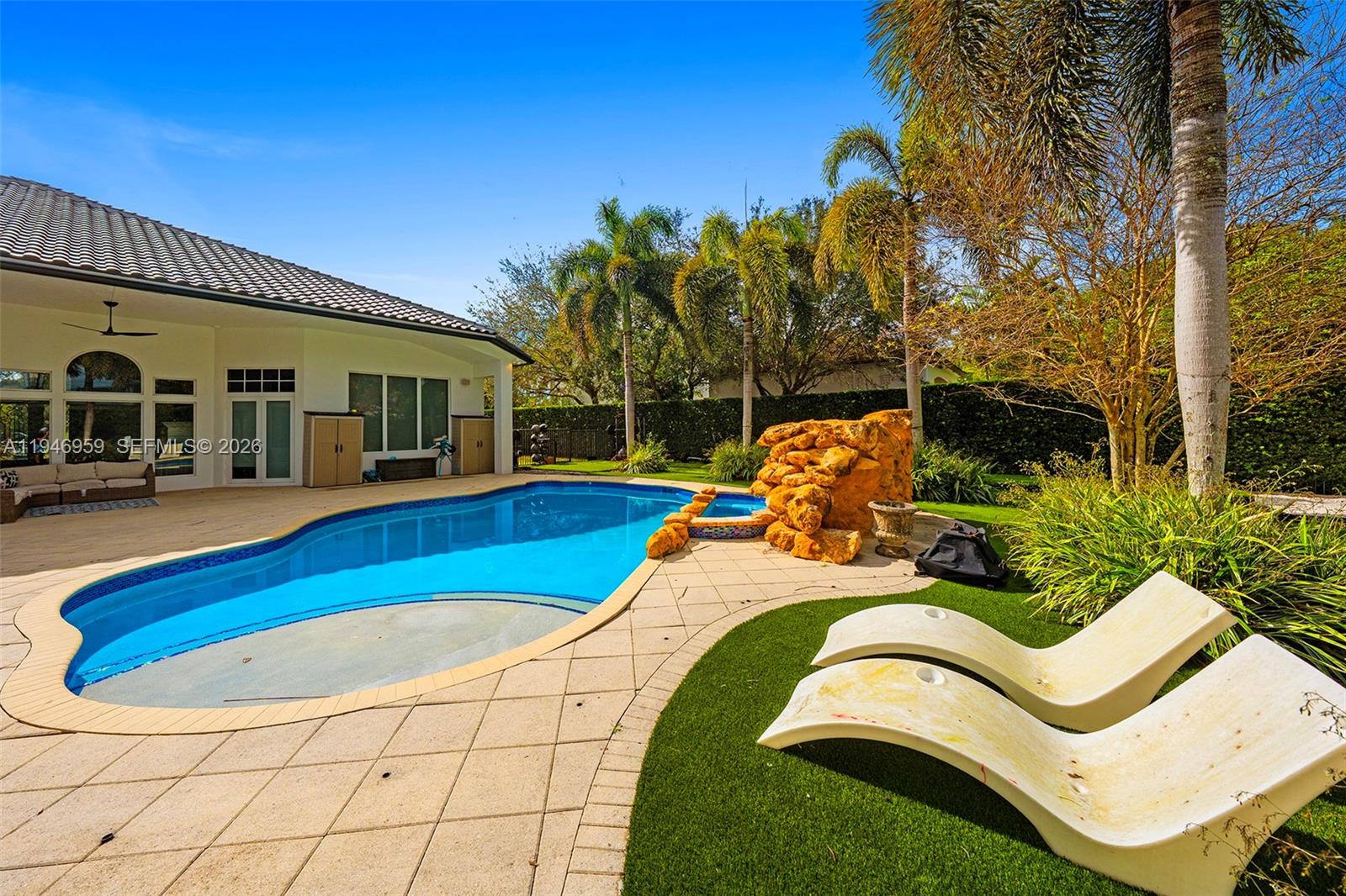 12401 N Stonebrook Circle