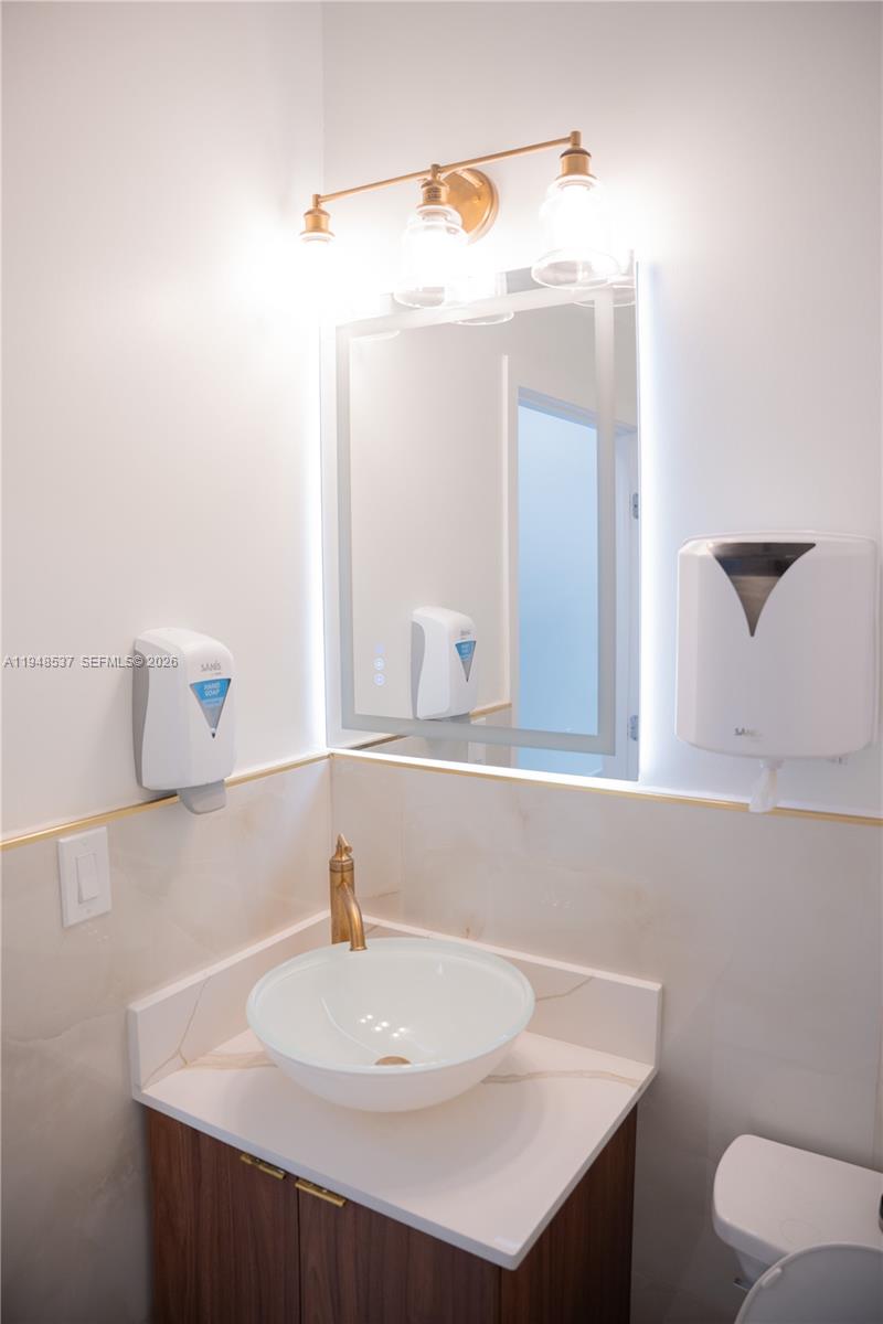 2452 W 60st