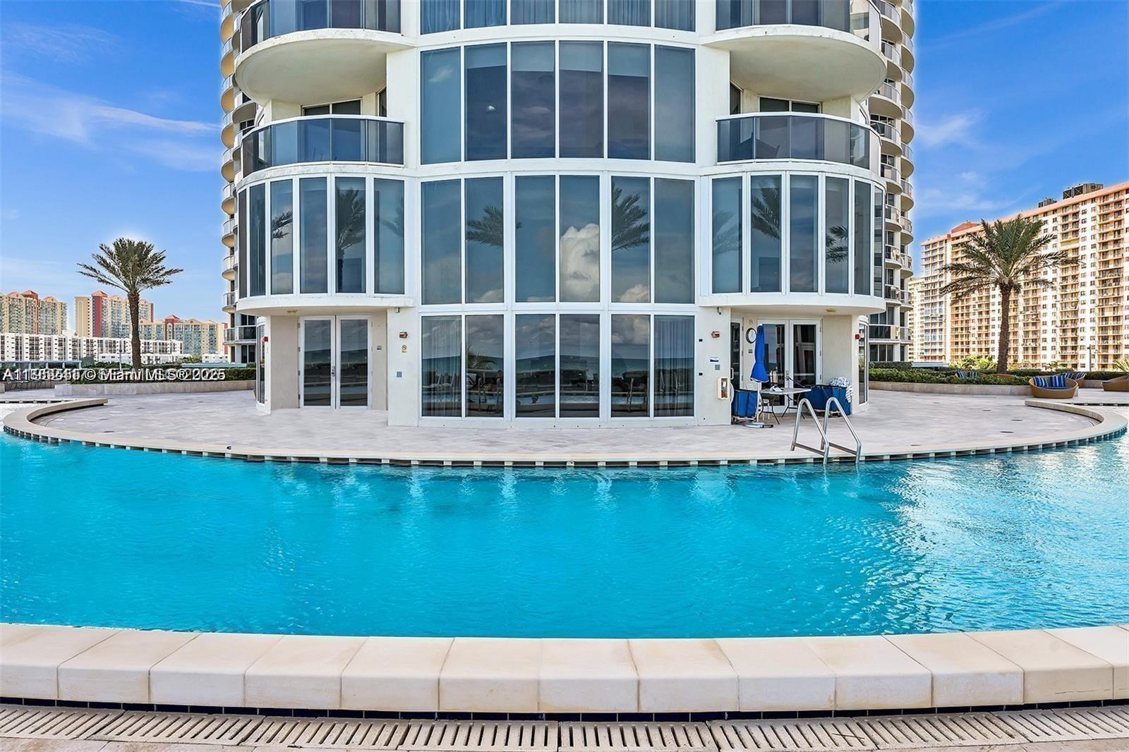 17201 Collins Ave+den