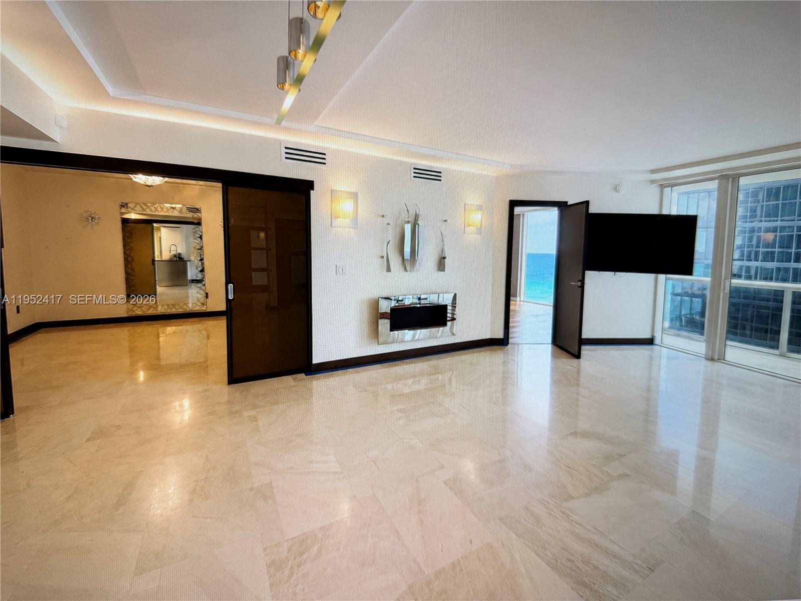 17201 Collins Ave+den