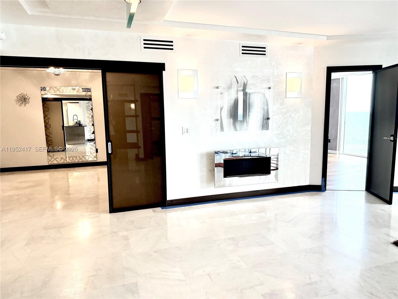 17201 Collins Ave+den