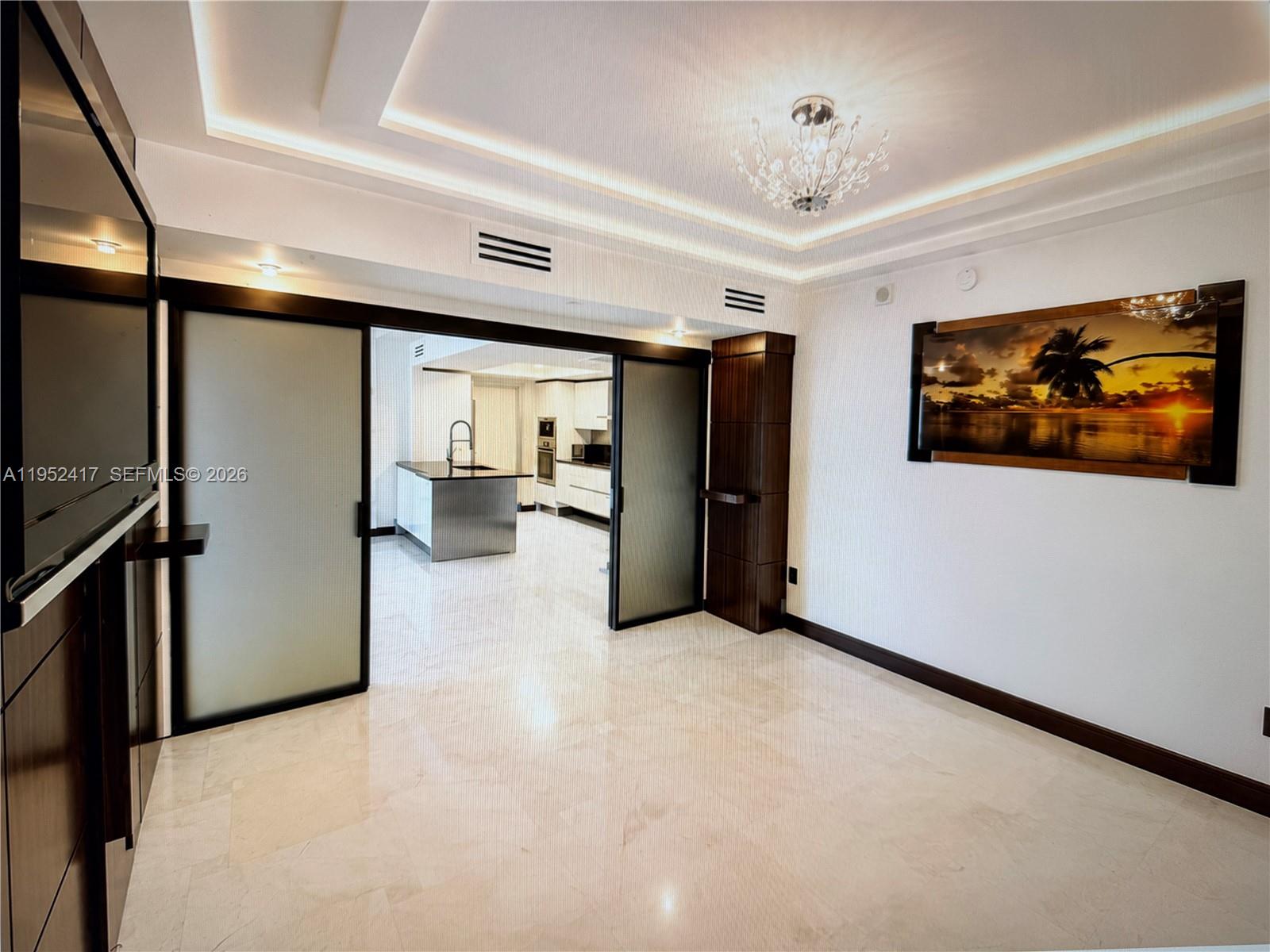 17201 Collins Ave+den