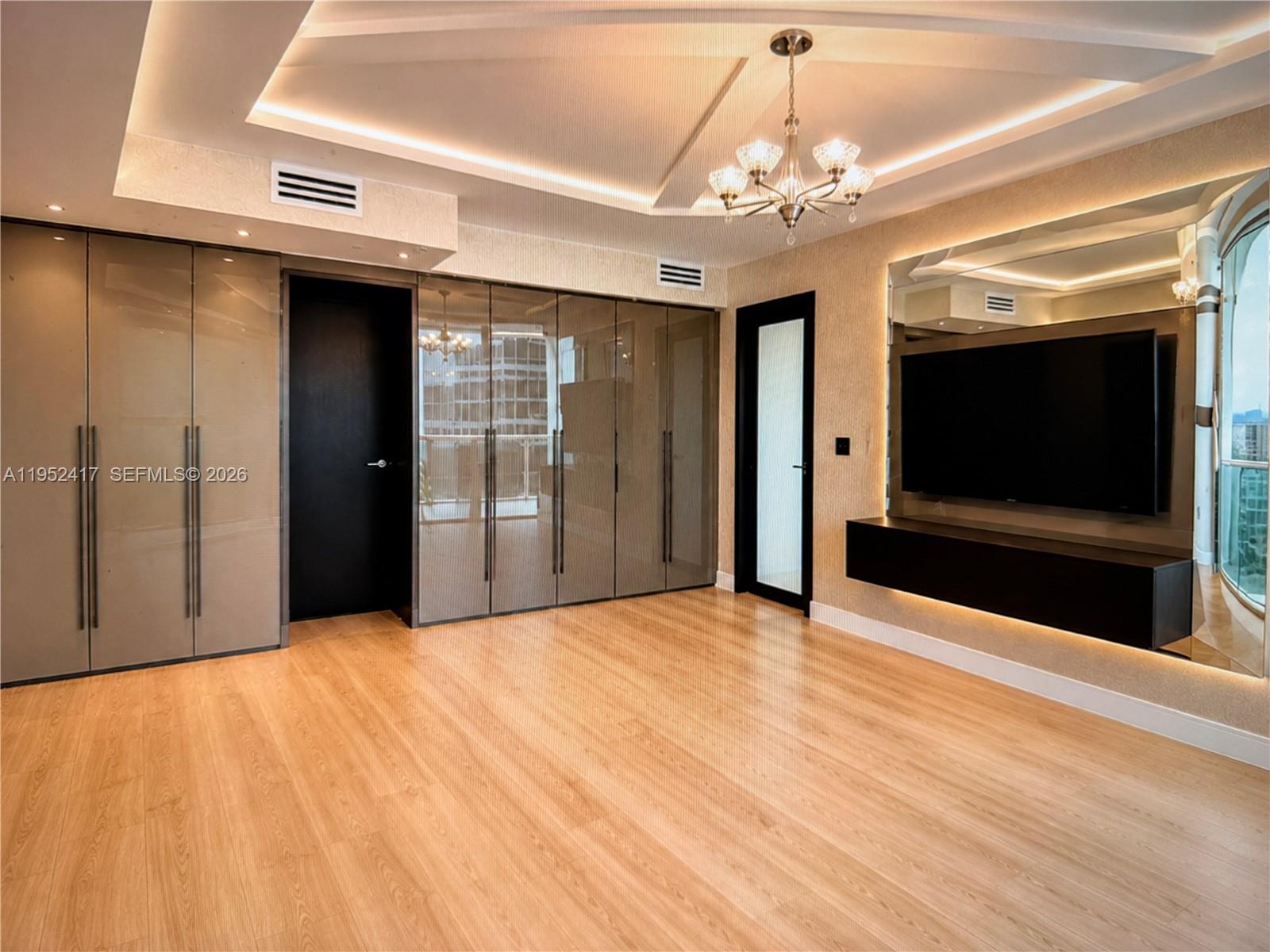 17201 Collins Ave+den
