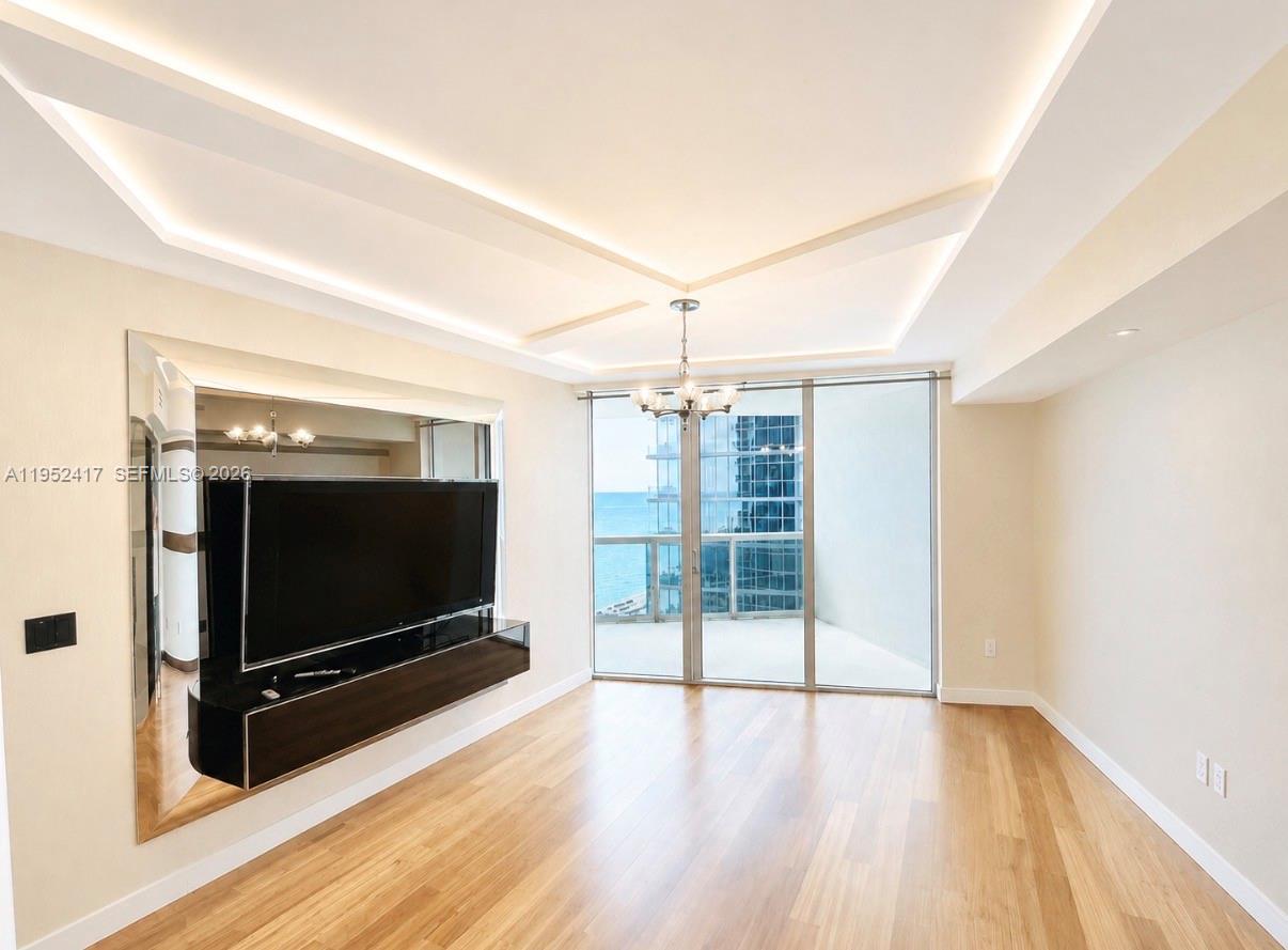 17201 Collins Ave+den