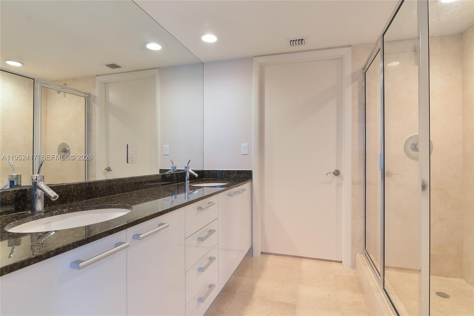 17201 Collins Ave+den