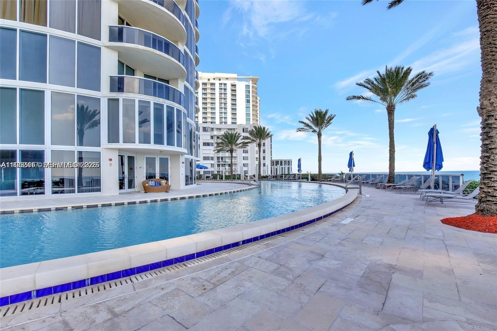17201 Collins Ave+den