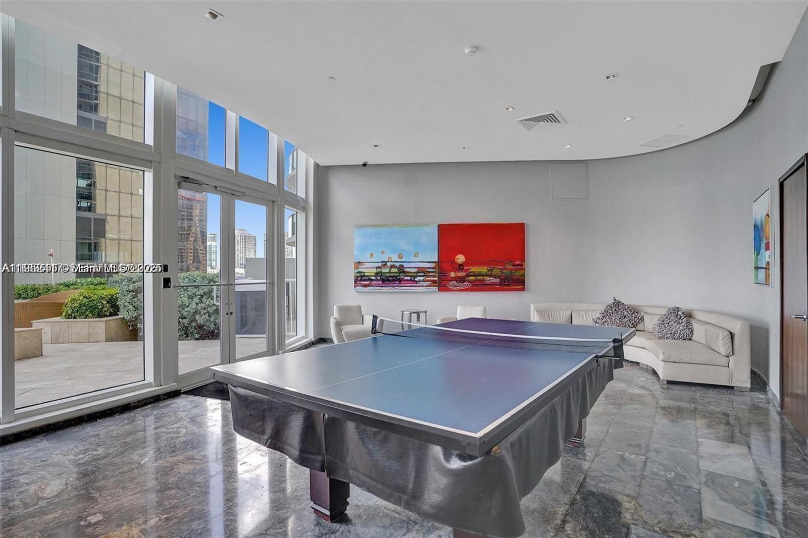 17201 Collins Ave+den