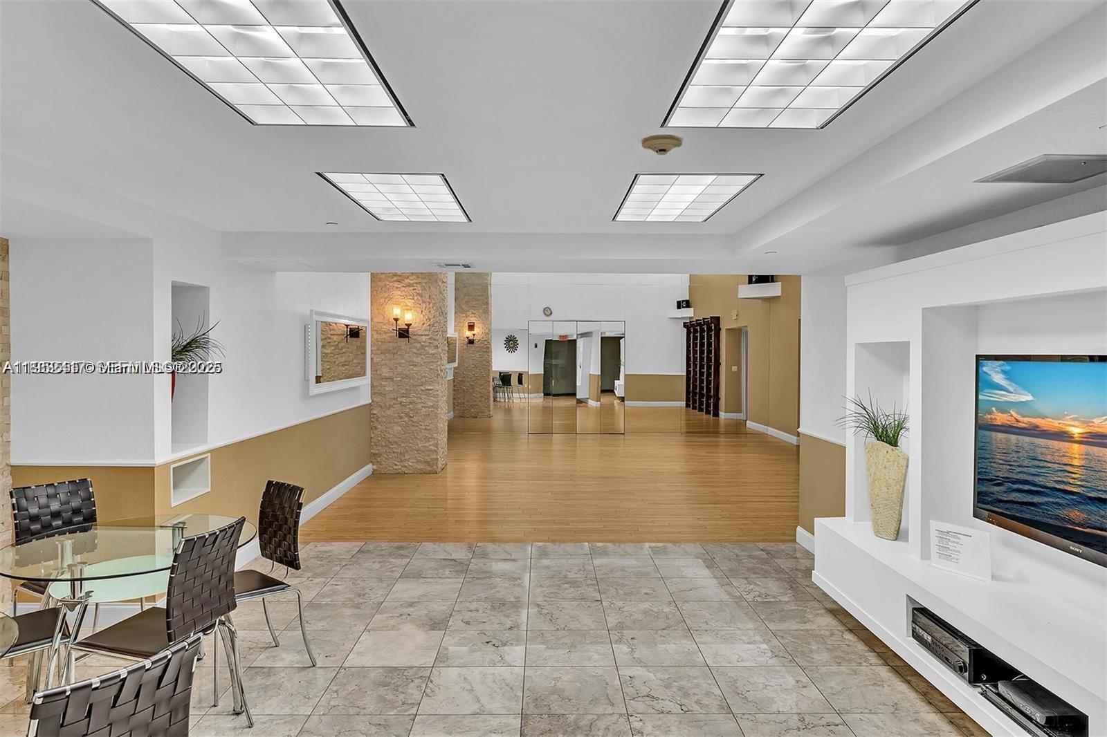 17201 Collins Ave+den